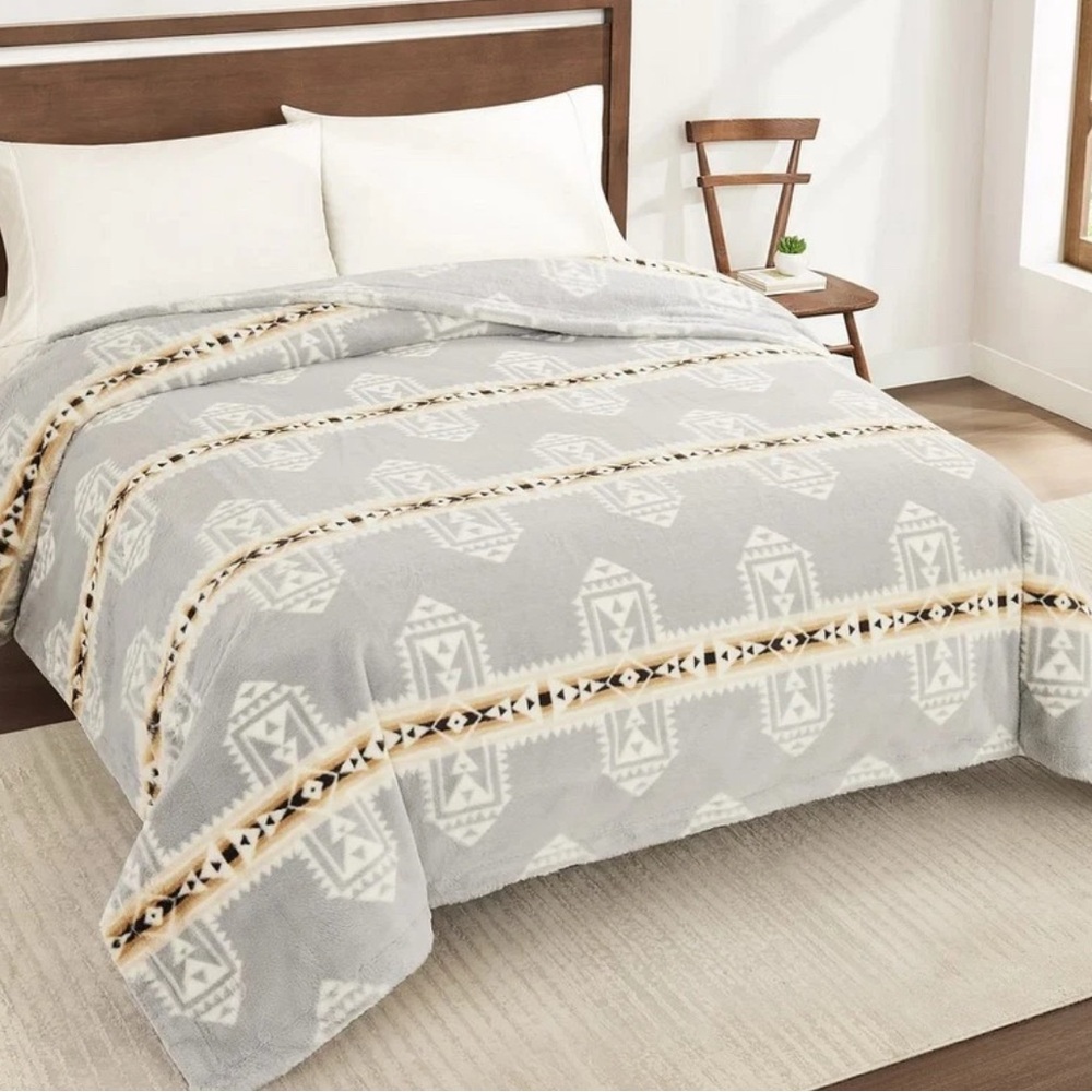 Pendleton Faux Fur Luxe Blanket QUEEN 98" x 92" Cross Roads